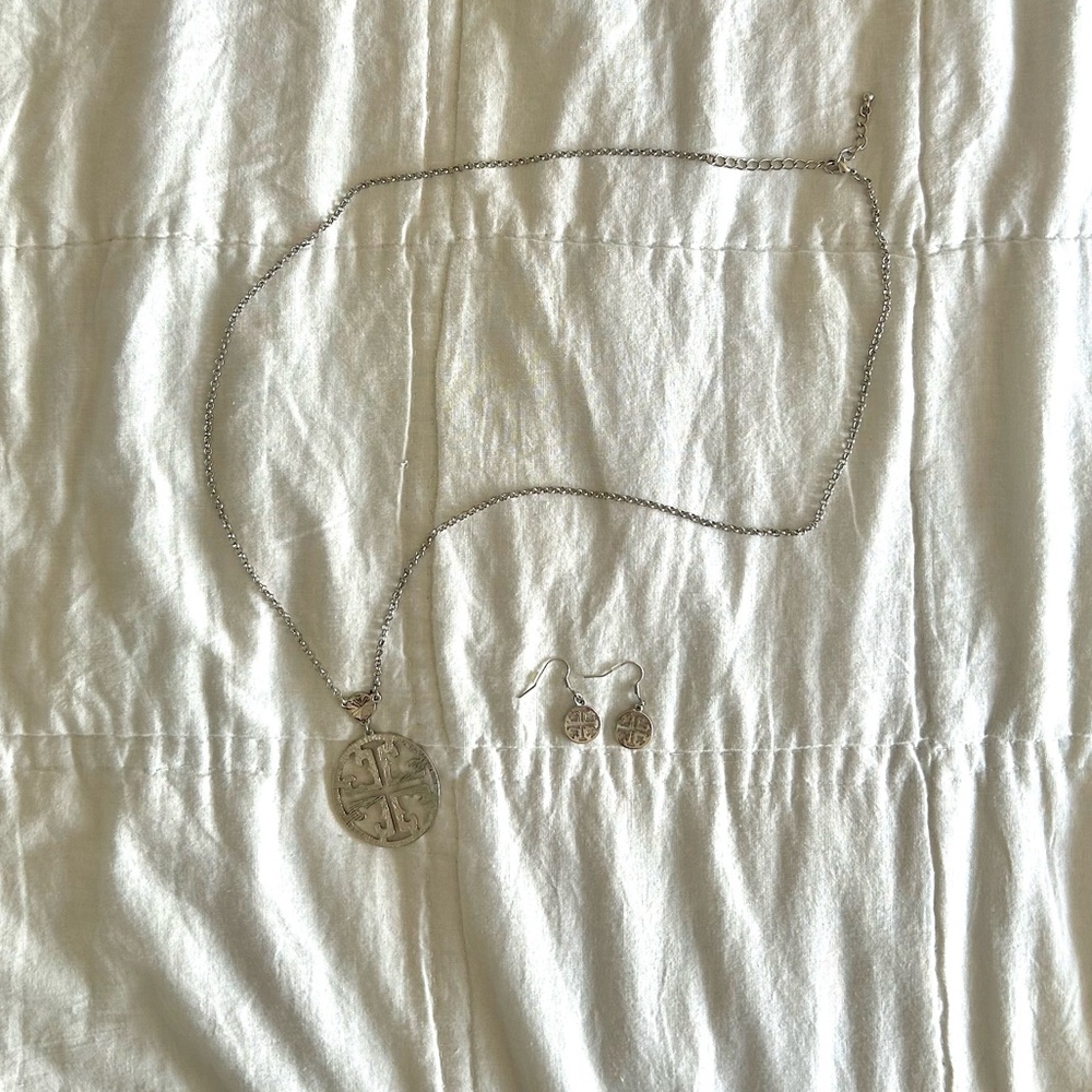 silver jewelry set (necklace + earrings)